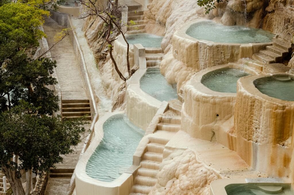 Natural hot spring pools with stunning rock formations at Tolantongo, Mexico. keine Therme mit Wohnmobilstellplatz